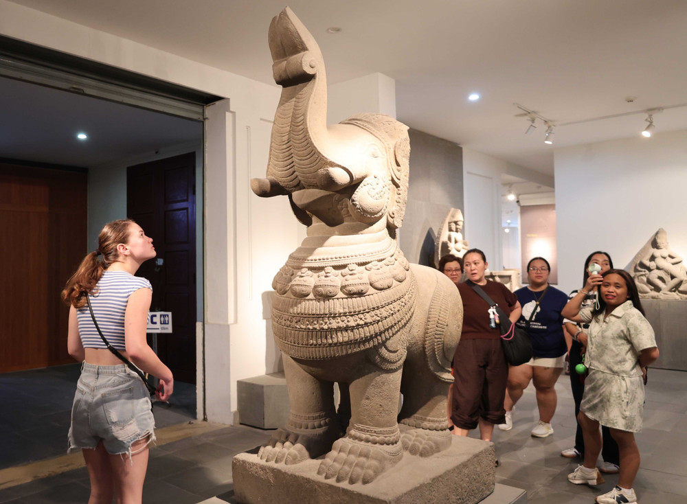 Foreign visitors explore ancient artifacts at the Museum of Cham Sculpture in Da Nang