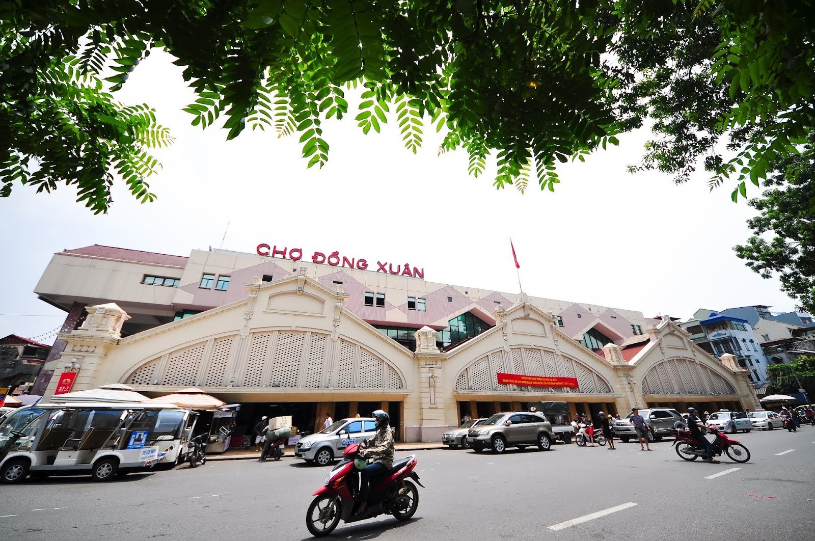 A glimpse of Hanoi’s oldest and largest indoor market - Dong Xuan Market