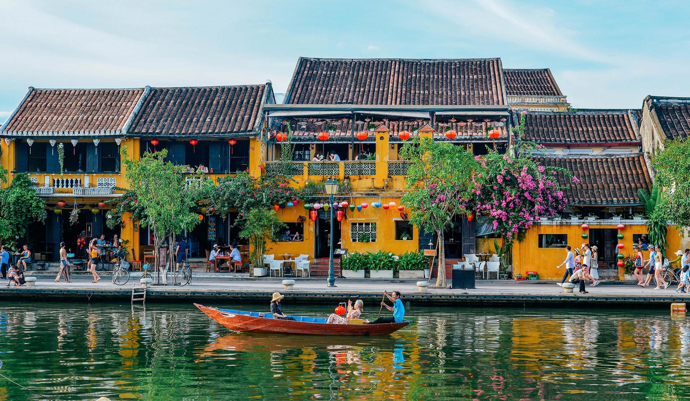 Hoi An’s old town: yellow walls, wooden boats, and lantern magic