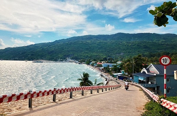 Motorbiking through paradise: road trip vibes on Hon Son Island