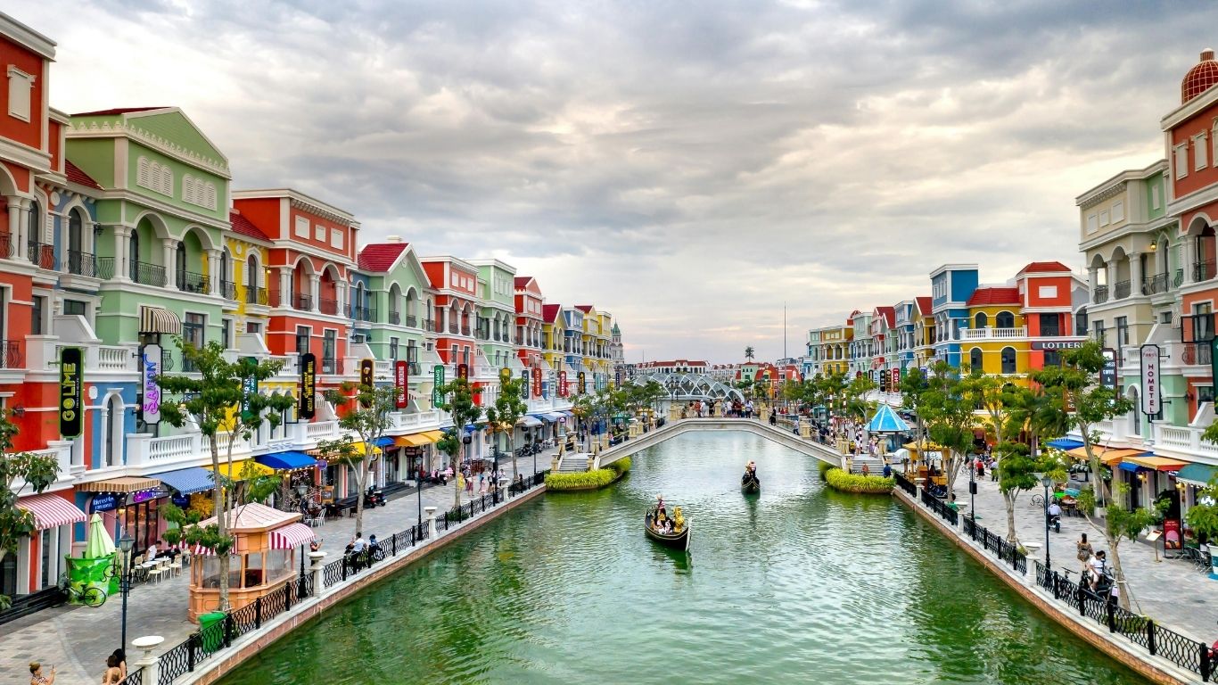 From colorful canal rides to night parades, Grand World is where Phú Quốc shines after dark