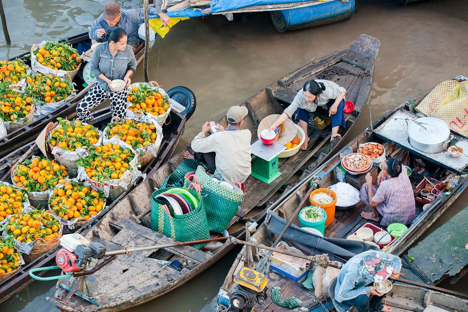 Boats packed with fruits and goods at Cai Rang Floating Market in Cần Thơ