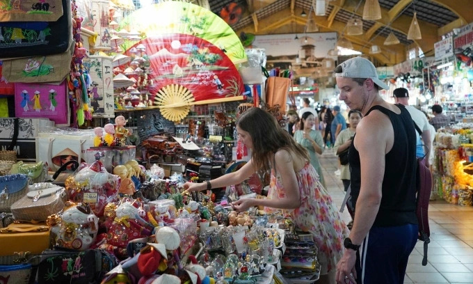 Foreign tourists shopping for souvenirs at Ben Thanh Market
