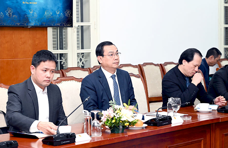 VNAT’s Chairman Nguyen Trung Khanh at the meeting